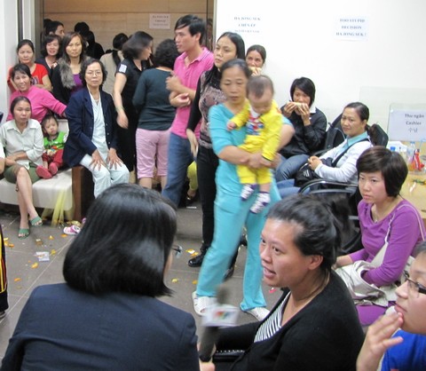 Hàng trăm người già, trẻ nhỏ, phụ nữ...vất vưởng tại văn phòng Keangnam Vina